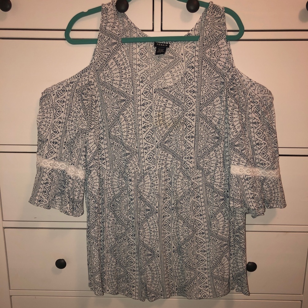Torrid blue white paisley top size 3💙